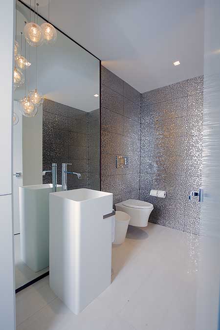 Glossy tiles in bathroom decoration