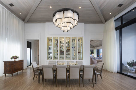 Traditional Dining Room Decor With Chandelier
